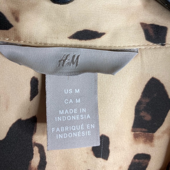 Was💲20! EUC H&M animal print long sleeve multicolored button-down blouse - Picture 7 of 16